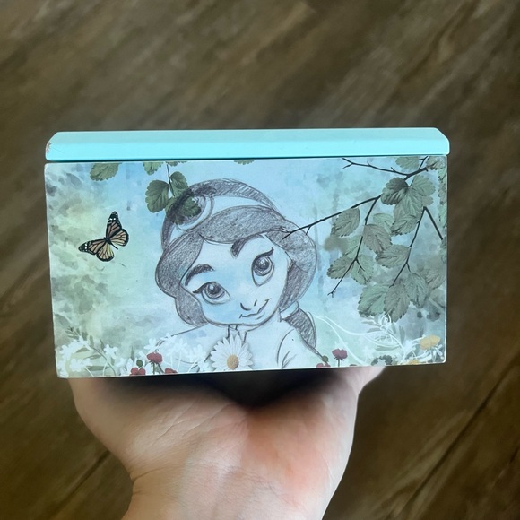 Disney Animators' Collection Turquoise Box - Picture 4 of 10